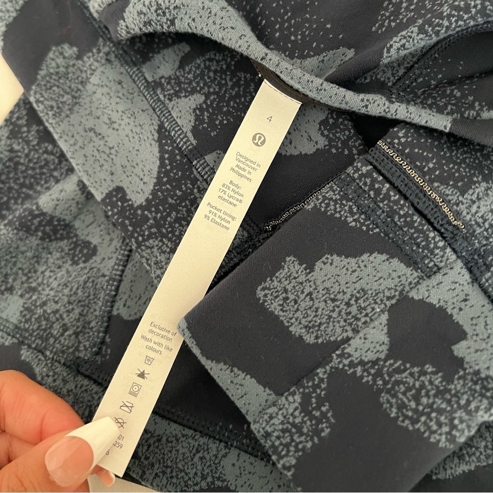 Lululemon Women's Blue/Black Camo Long Sleeve Rulu Run Top Size 4 - Picture 3 of 5